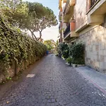 Charming With Garden, Parking & Metro Lejlighed