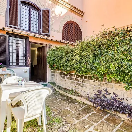Charming With Garden, Parking & Metro Apartament