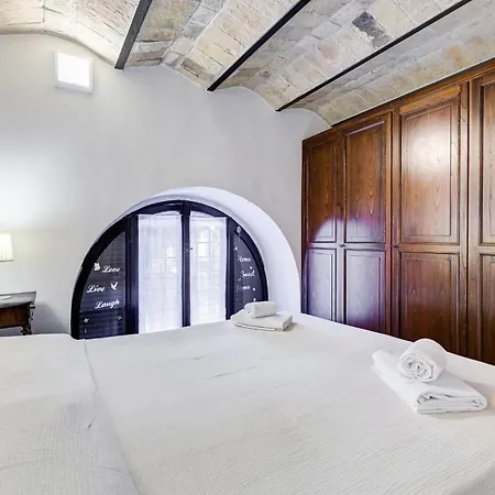 Charming With Garden, Parking & Metro アパート *