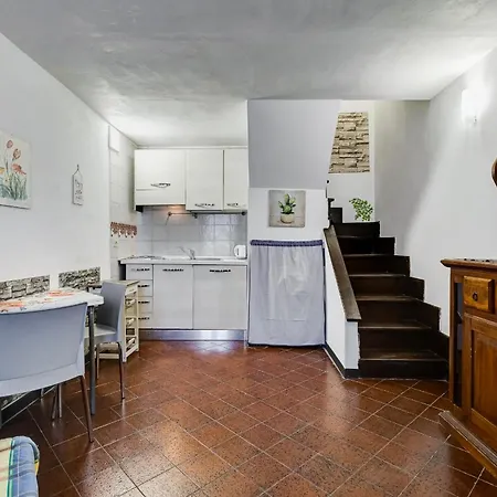 Charming With Garden, Parking & Metro アパート