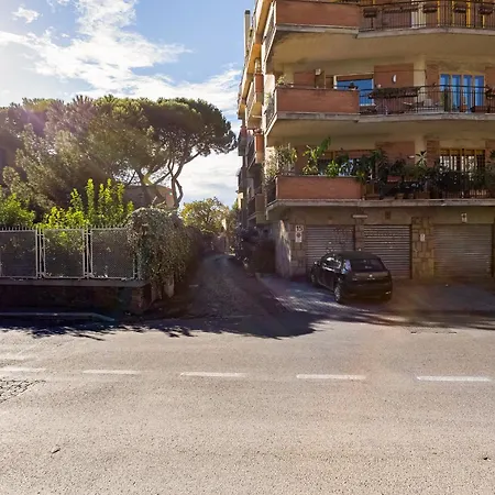 Lejlighed Charming With Garden, Parking & Metro
