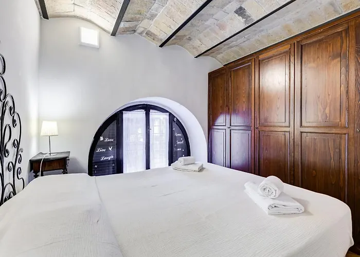 Charming With Garden, Parking & Metro アパート *