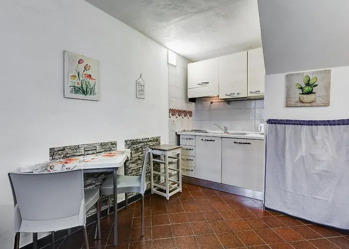 Charming With Garden, Parking & Metro アパート *