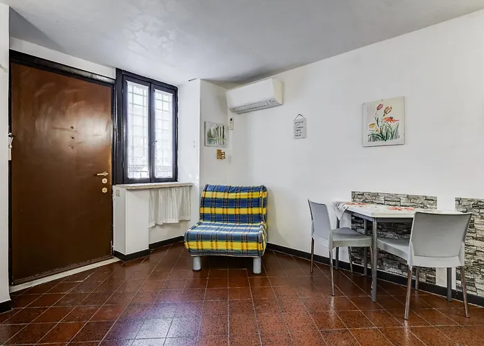 Charming With Garden, Parking & Metro アパート *