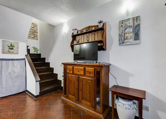 Charming With Garden, Parking & Metro アパート