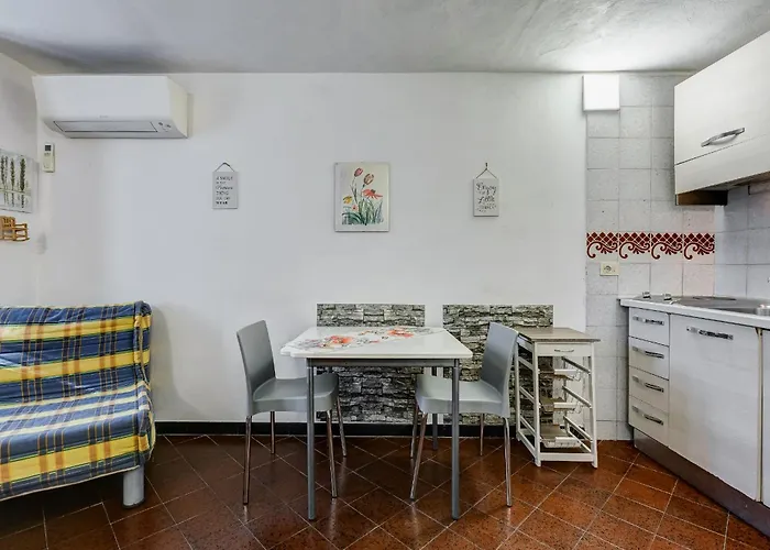 Charming With Garden, Parking & Metro アパート