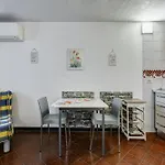 Charming With Garden, Parking & Metro 아파트