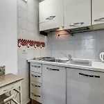 아파트 Charming With Garden, Parking & Metro *