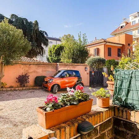 Charming With Garden, Parking & Metro Apartment Rome