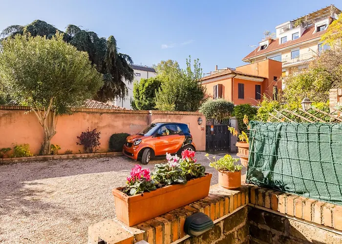 Charming With Garden, Parking & Metro Apartment Rome
